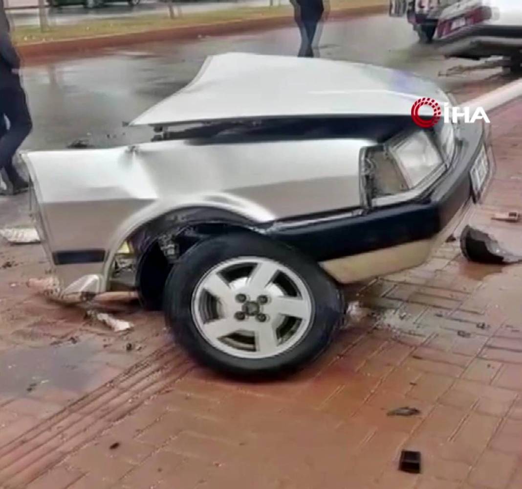 Elektrik direğine çarptı, ortadan ikiye bölündü! Görenler gözlerine inanamadı 1